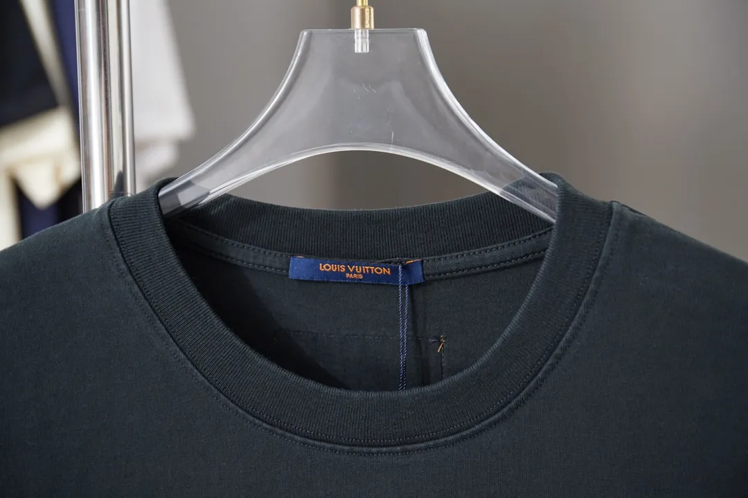 🅿️200 1V 25SS early spring new style short sleeves with embroidered letters, light luxury, a must-have item for daily commuting for men and women, correct version, welcome to compare, detailed features · 320g 100% pure cotton double yarn jersey fabric · Special thickened 32 pieces of double-strand 1X1 thread in the same vat custom dyeing · Imported Tajima machine embroidered LV letters · Double needle stitching and cross-stitching technology · Original main mark, washable tag, brand moisture-proof paper packaging Color: black/white/coffee Size: S/M/L/XL